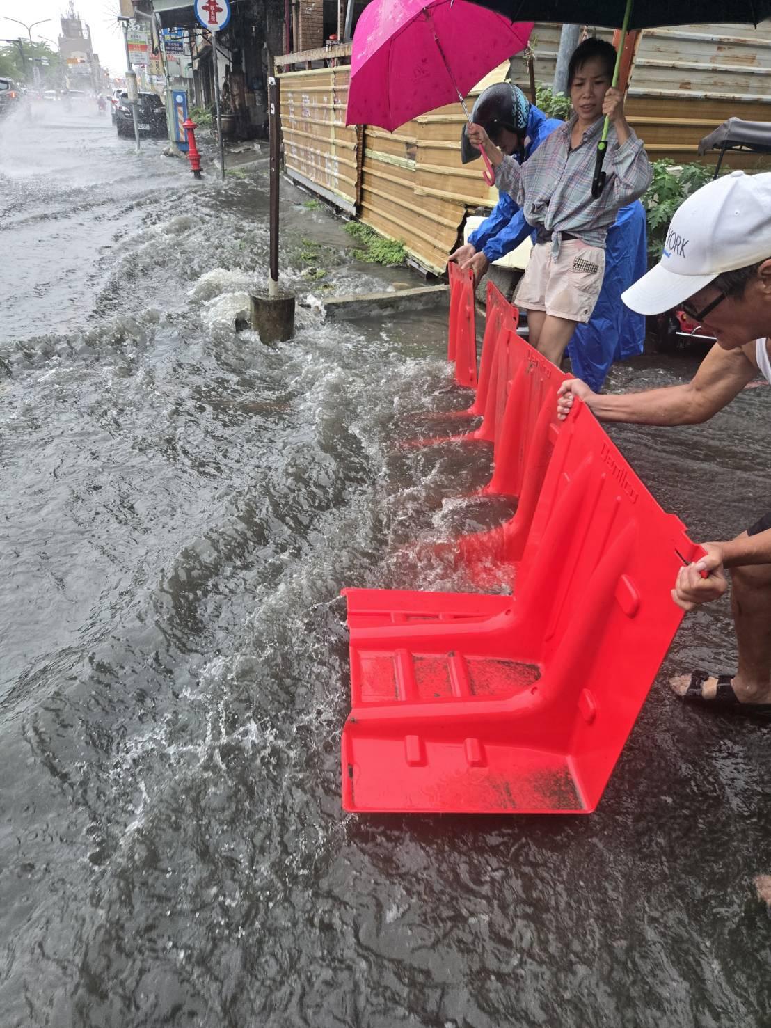 上個月永康區淹大水，連地勢較高的大灣交流道周遭復興路中段都淹了近20公分。台南市議員李鎮國質疑該處離水平面高達23公尺竟會淹水，他懷疑復國路經高速公路涵洞經統聯客運到大灣中排地下的排水系統，因不堪重車長期重壓，導致地下排水溝已崩壞或堵塞。 圖：李鎮國服務處提供