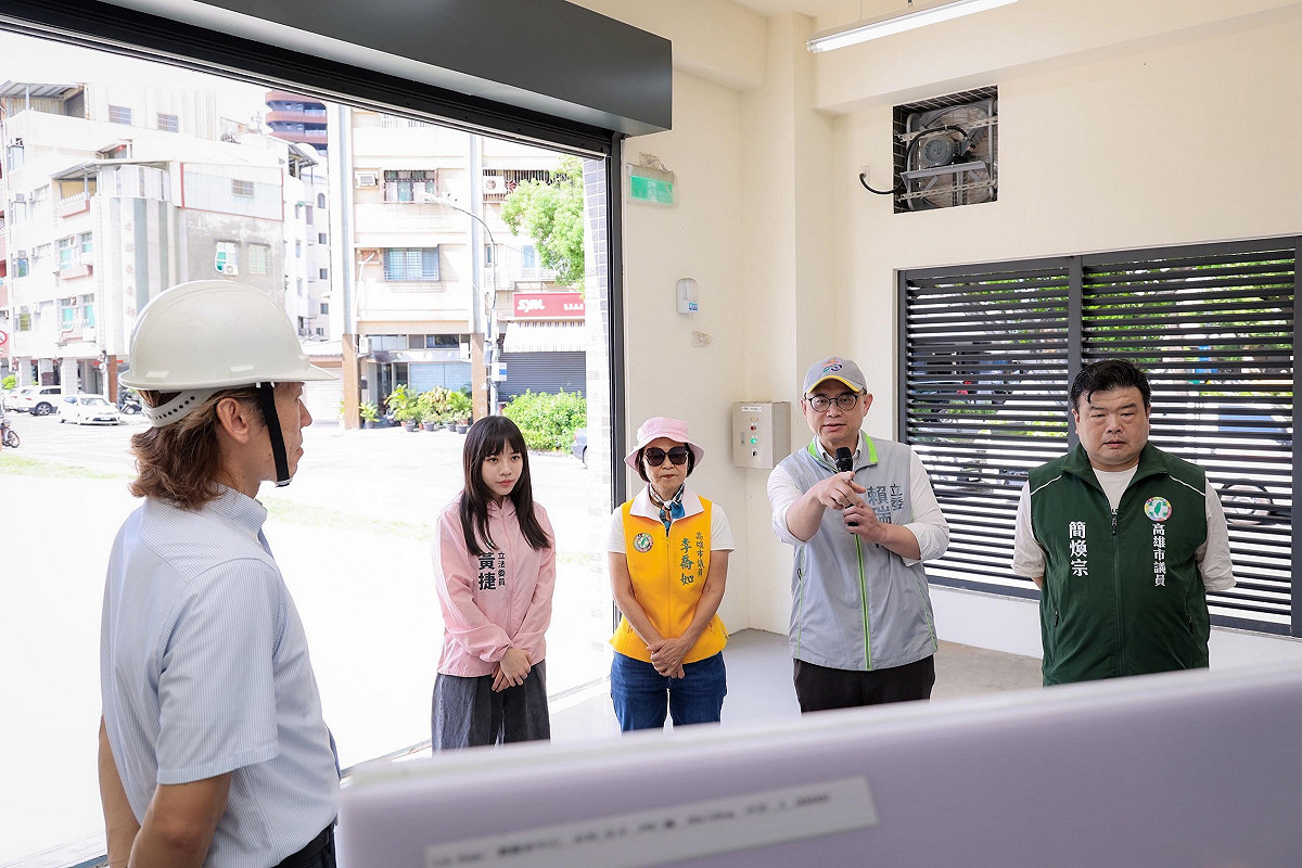 賴瑞隆(右二)偕黃捷(左二)、簡煥宗(右一)及李喬如(中)前往鹽埕區北斗抽水站視察防汛整備情形。 圖：賴瑞隆辦公室/提供