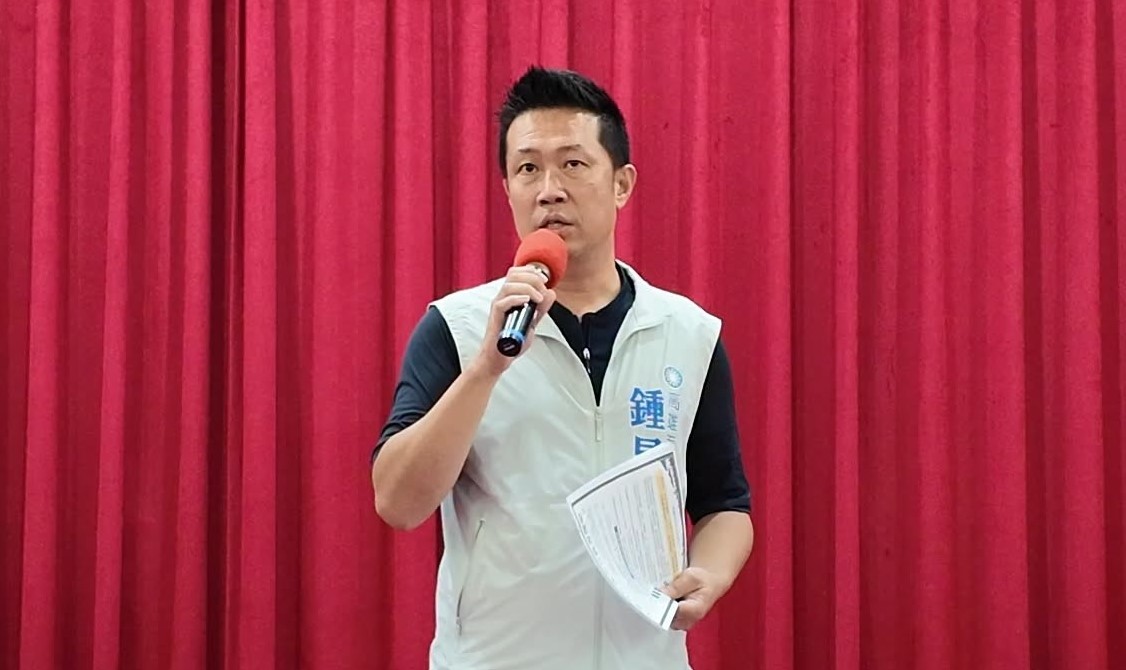 鍾易仲強調高雄青年需要的是真正能改善薪資、創造優質工作、降低居住成本、讓高雄產業升級的具體政策，而不是一份充滿「溫暖力」的空洞華麗簡報。 圖：取自鍾易仲臉書