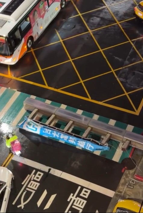 三重正義北路285號台北富邦銀行招牌倒下。 圖：翻攝cwc945 threads