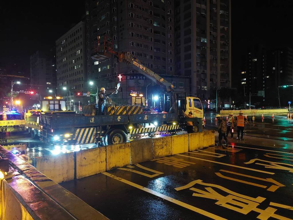 公路局10日晚間8點預警性封閉人行自行車道及機車道，晚間11點預警性封閉主線汽車道及公車道。 圖：公路局提供