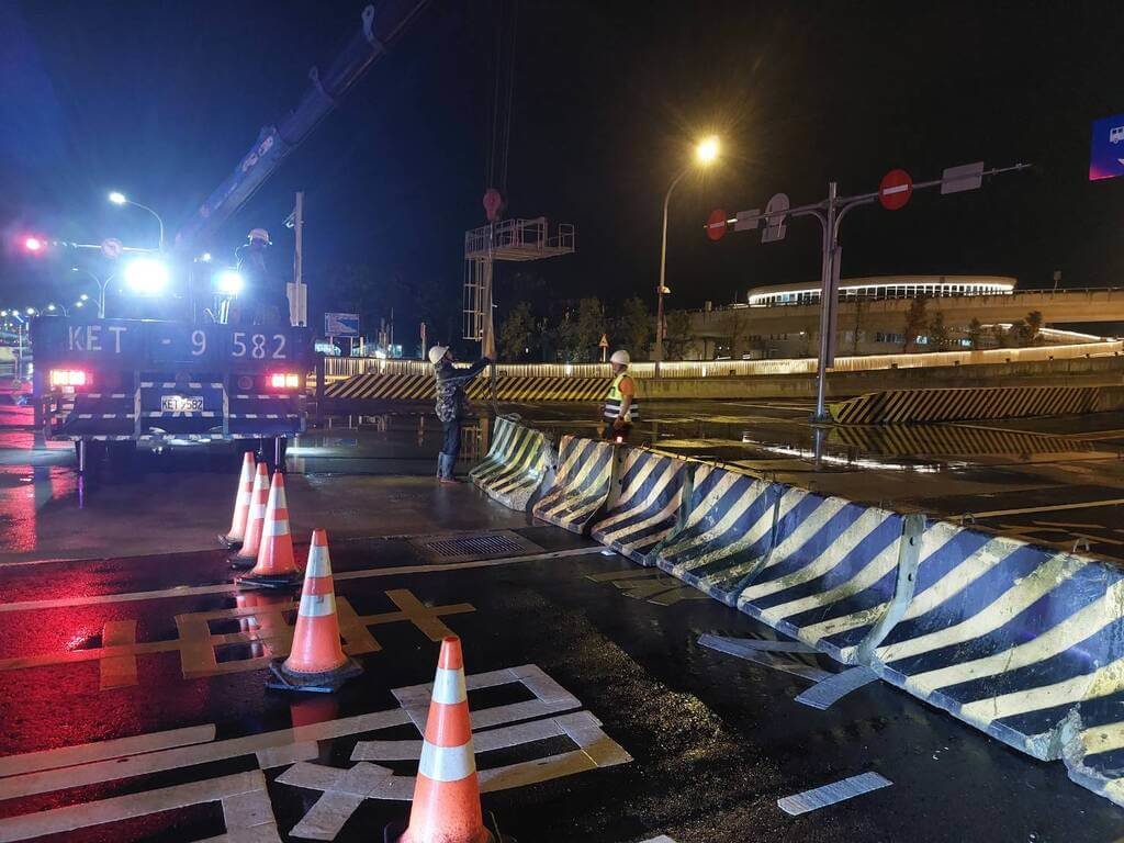 颱風巴威來襲，淡江大橋10日晚間預警性封閉。 圖：公路局提供