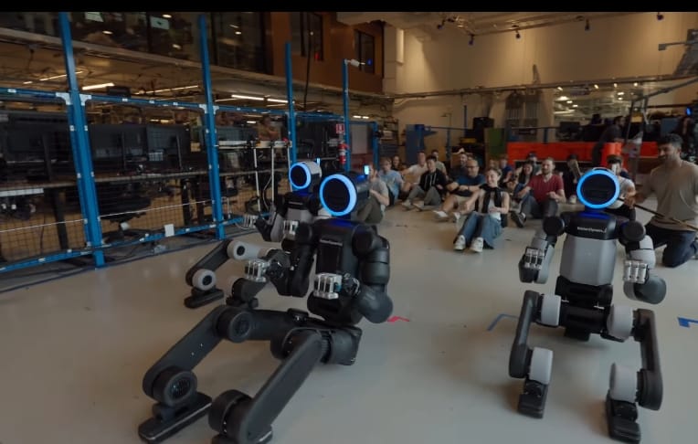 波士頓動力在社群平台上秀出人形機器人模仿維京划船動作。 圖/Boston Dynamics