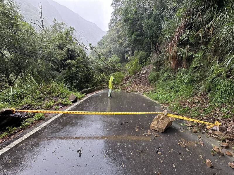 新竹縣尖石鄉道路邊坡土石坍方。 圖：竹縣府消防局提供