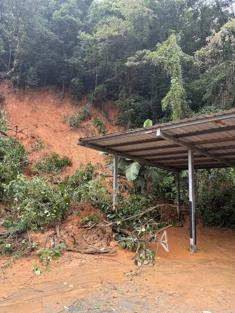 新竹縣湖口鄉37戶透天社區，先前邊坡崩落還未復原，鄉公所已準備好緊急撤離計畫。 圖：湖口鄉公所提供