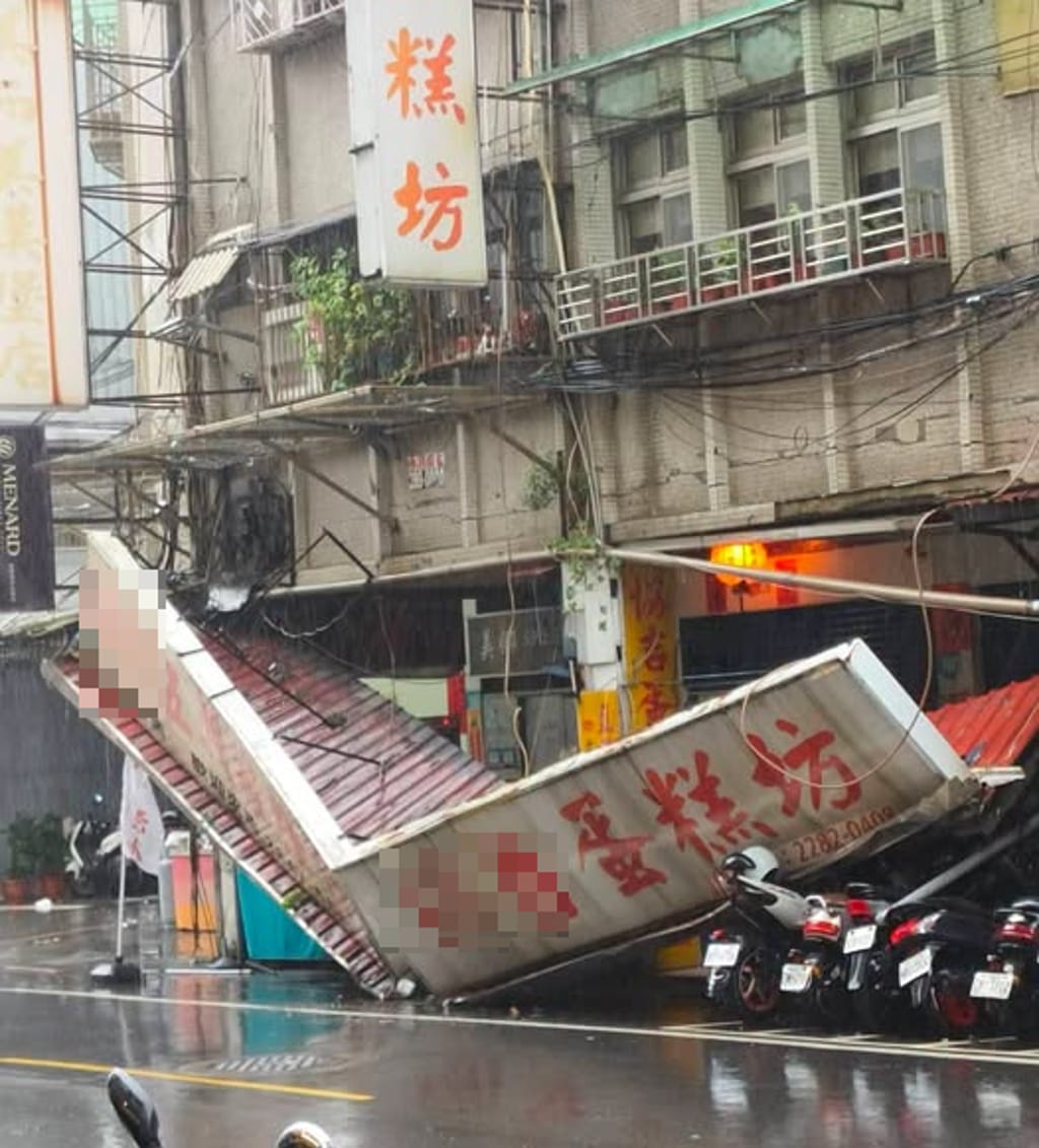 新北市蘆洲區信義路發生商店招牌掉落，砸到路邊停放4輛機車。 圖：翻攝自臉書「我是蘆洲人」