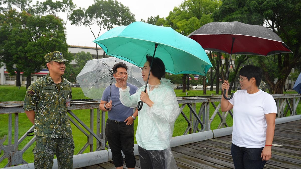 台中市長候選人何欣純今與市議員張玉嬿、蔡耀頡等人前往太平區光隆營區南側滯洪池，實地視察防颱整備工作 圖：何欣純辦公室/提供