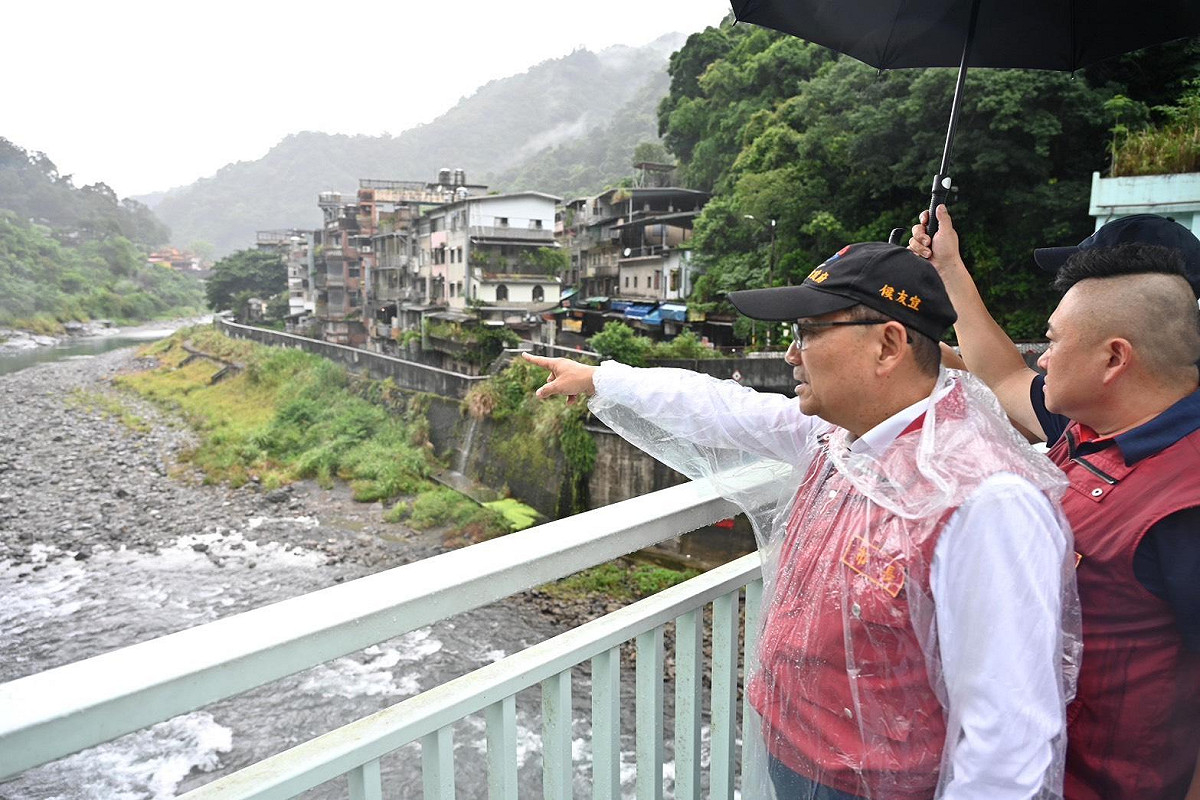 新北市目前已撤離19區759戶1698人，新北市長侯友宜呼籲民眾一定要避免前往觀浪、戲水。圖為侯友宜視察防颱整備工作。 圖：新北市政府 提供