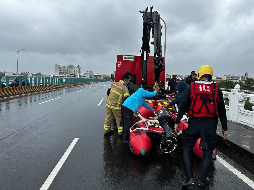 颱風來襲，嘉義縣六腳鄉北港大橋附近11日上午傳出民眾落水，警消出動救生艇水上搜救。（嘉義縣消防局提供）中央社記者蔡智明傳真 115年7月11日