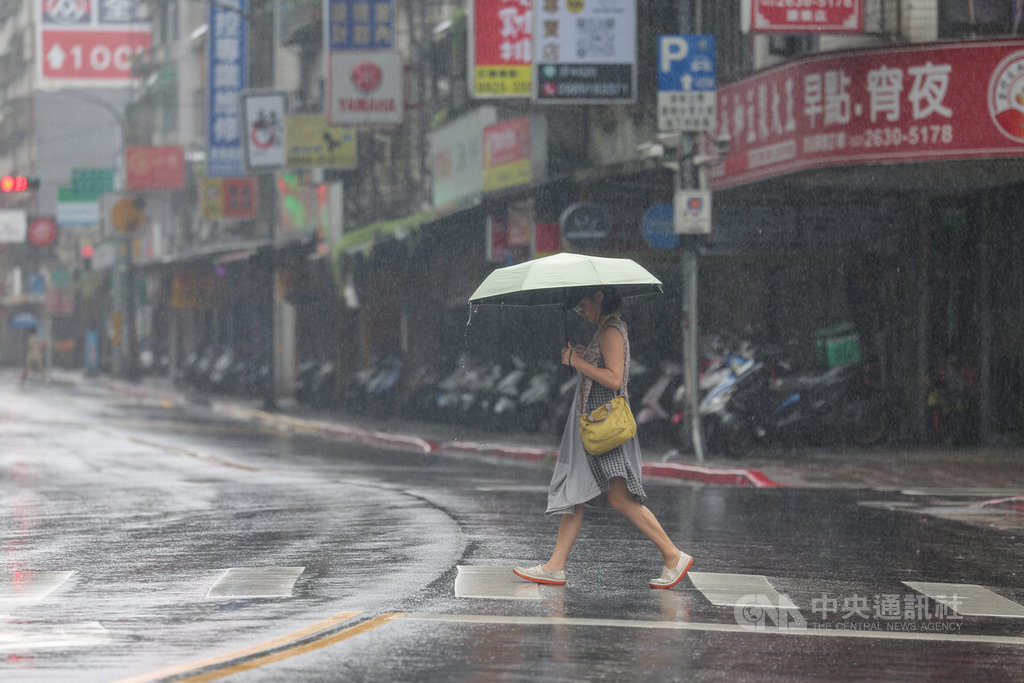 受颱風巴威及其外圍環流影響，氣象署11日上午最新風雨預測，未來24小時降雨量，山區以新竹縣、苗栗縣、台中市250至400毫米最多，平地以新北市、新竹縣、苗栗縣最顯著，約150至250毫米。圖為台北市內湖區民眾撐傘外出。中央社記者翁睿坤攝 115年7月11日