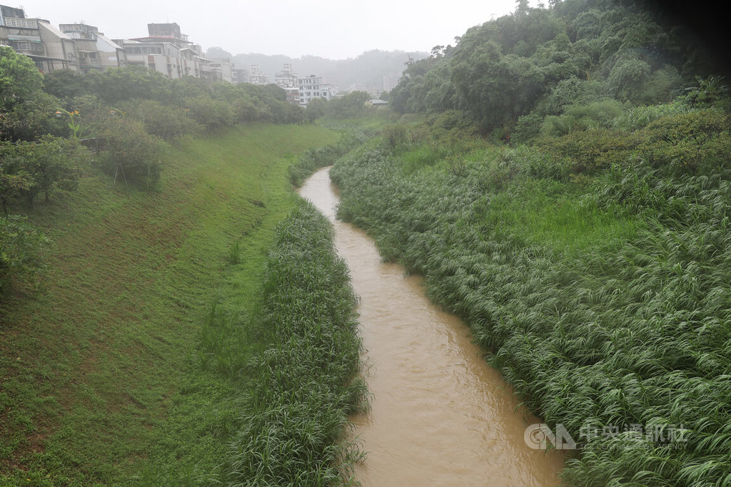 受颱風巴威暴風圈持續影響，氣象署表示，11日白天為降雨最猛烈時候，台中以北山區慎防超大豪雨，入夜後隨著颱風通過台灣北方，北部降雨趨緩。圖為台北市內湖區內溝溪溪水混濁。中央社記者翁睿坤攝 115年7月11日