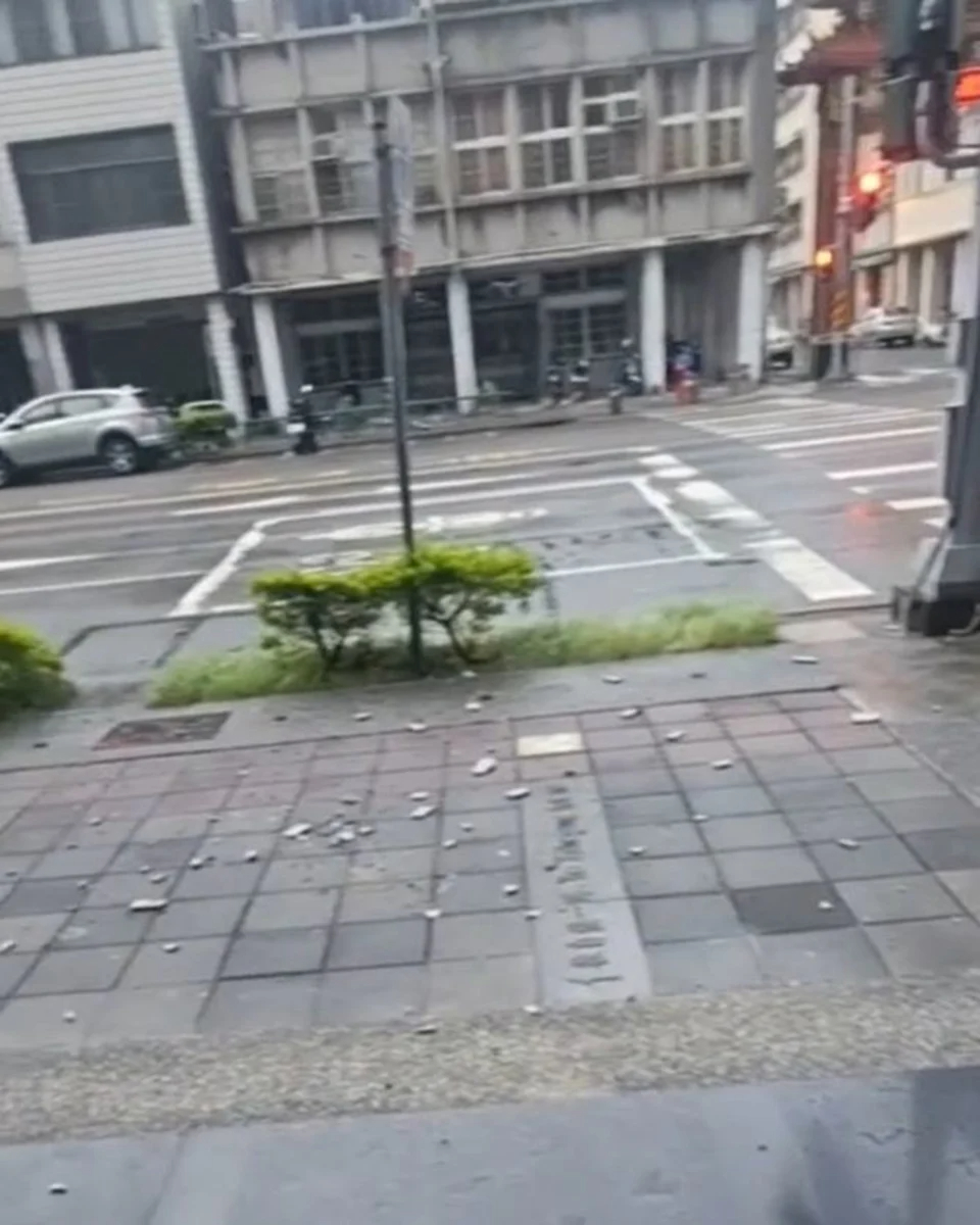 高雄市區飯店外牆磁磚被吹落，所幸無人受傷。 圖：翻攝畫面