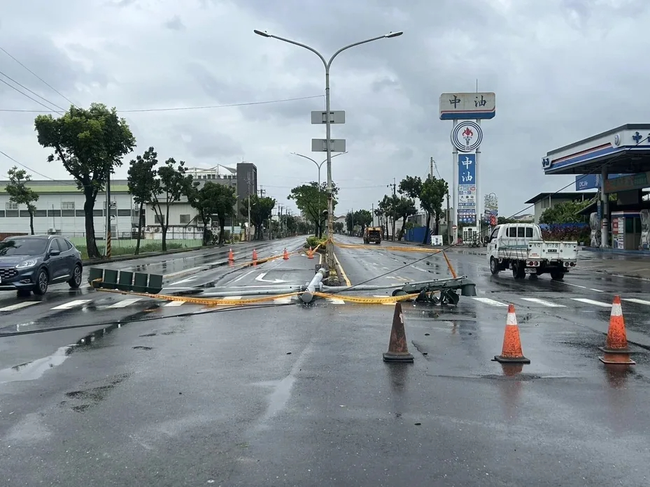 大寮區號誌燈桿不敵強風，直接橫躺馬路中央。 圖：翻攝畫面