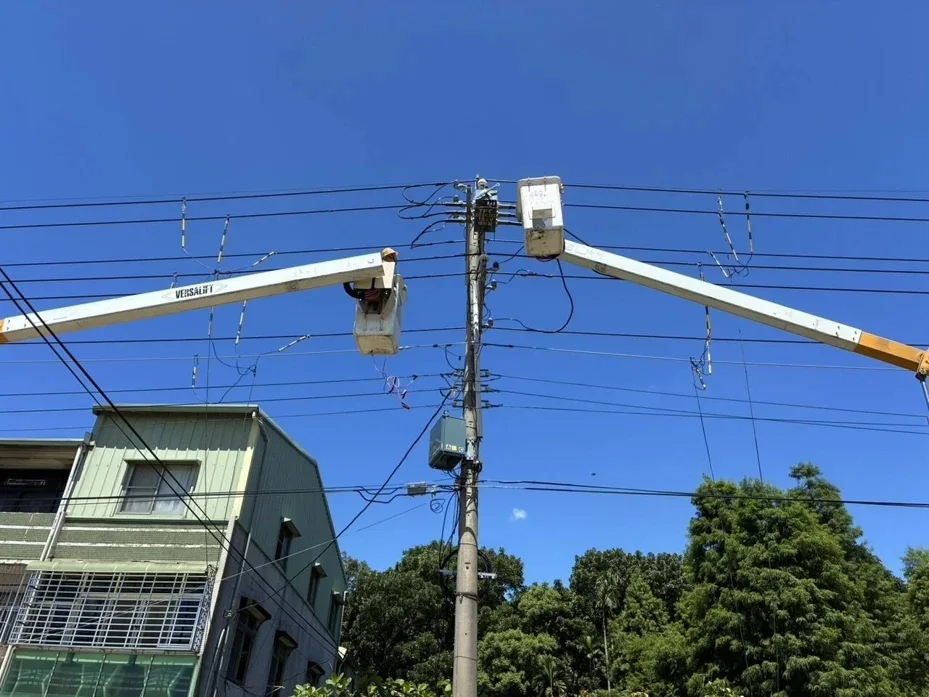 巴威颱風造成逾17萬戶停電，台電緊急搶修已復電近9成。 圖：台電嘉義區處提供
