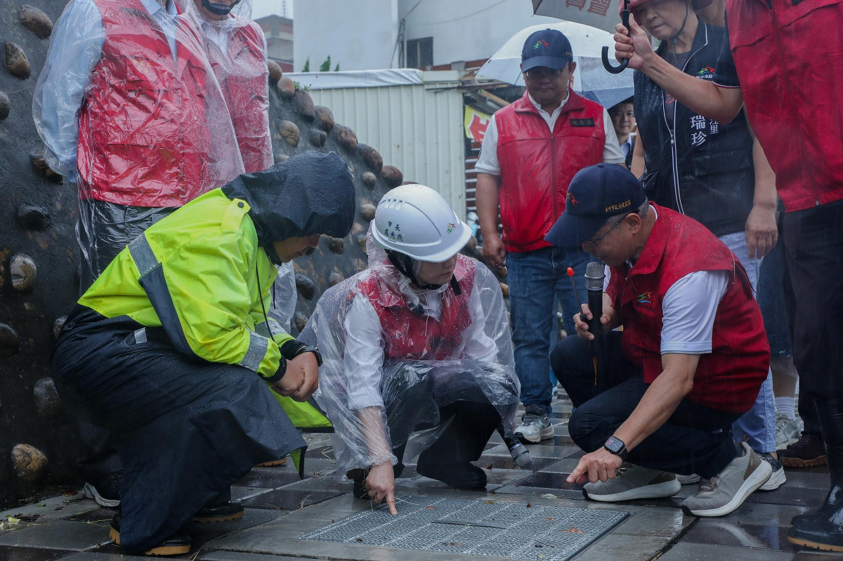 盧秀燕視被稱為「漂漂河」的沙鹿區治水改善工程。 圖：台中市政府/提供