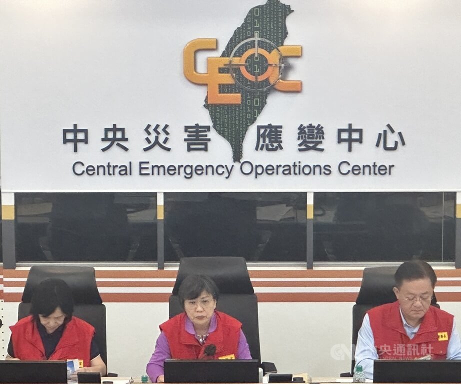 中央災害應變中心11日下午召開颱風巴威第7次工作會報，由指揮官、內政部長劉世芳（中）主持。劉世芳聆聽各部會報告後，要求針對在警戒區內不聽從勸導的民眾，依災害防救法開罰。中央社記者劉建邦攝　115年7月11日