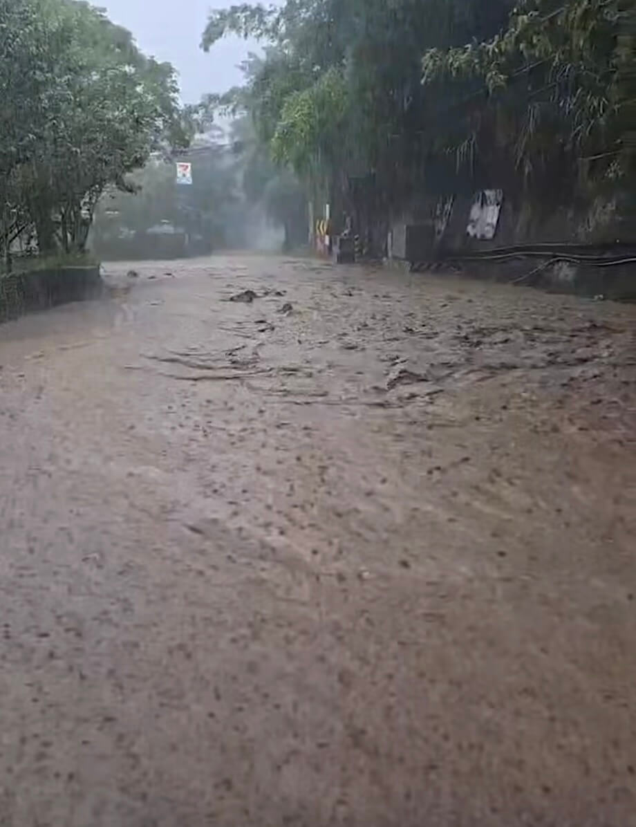 颱風巴威來襲，泰安鄉苗62線至斯瓦細格部落路段，因雨水沖刷土石流到路面，淹水嚴重，道路幾乎變成滾滾泥流河道。（苗栗縣議員劉美蘭提供）中央社記者管瑞平傳真 115年7月11日