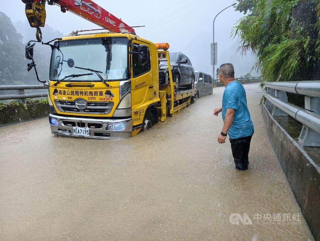 颱風巴威帶來風雨，苗栗縣泰安鄉重要聯外道路苗62線11日積淹水嚴重，部分路段水深過膝，有車輛通過時拋錨；也有泡湯客因道路受阻只能暫時滯留飯店。中央社記者管瑞平攝　115年7月11日
