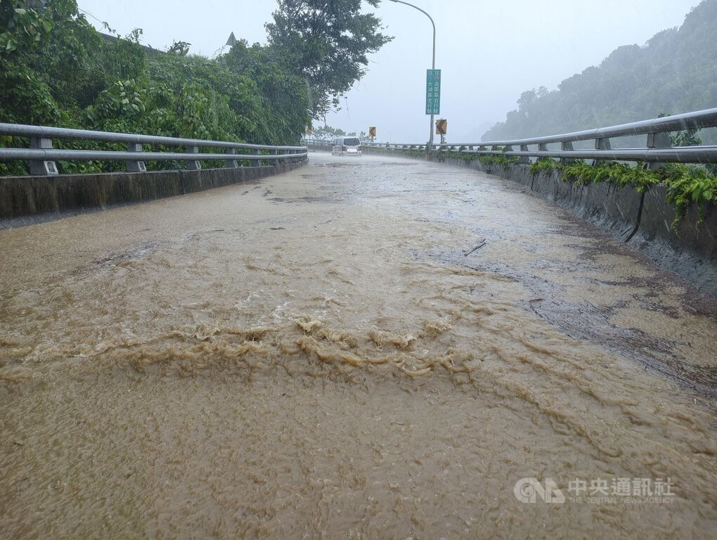 颱風巴威帶來風雨，苗栗縣泰安鄉苗62線積淹水嚴重，部分路段水深及膝，有車輛通過時當場拋錨受困。中央社記者管瑞平攝　115年7月11日