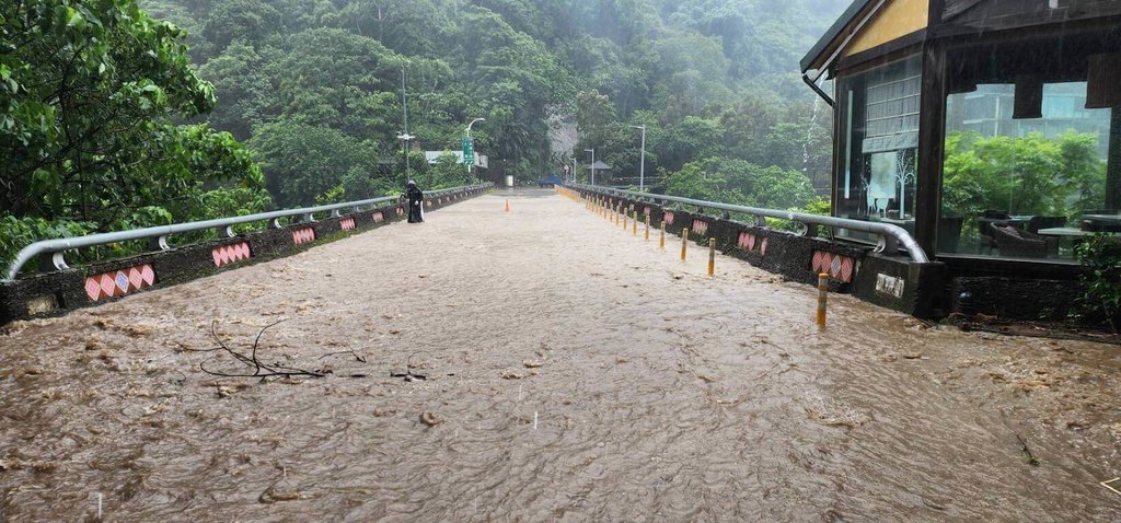 颱風巴威來襲，苗栗縣泰安鄉苗62線多處路段發生路樹倒塌、積淹水等災情，滾滾泥水甚至淹沒橋梁路面。（苗栗縣政府提供）中央社記者管瑞平傳真　115年7月11日
