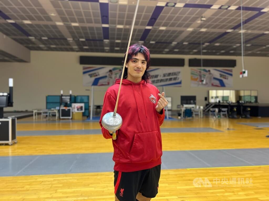 台灣男子銳劍隊睽違36年重返亞運舞台，現年27歲的台法混血好手葛屹盧（圖）11日表示，很榮幸代表台灣征戰名古屋亞運，會將目標鎖定金牌，盼讓更多台灣人認識擊劍運動。中央社記者陳容琛攝　115年7月11日
