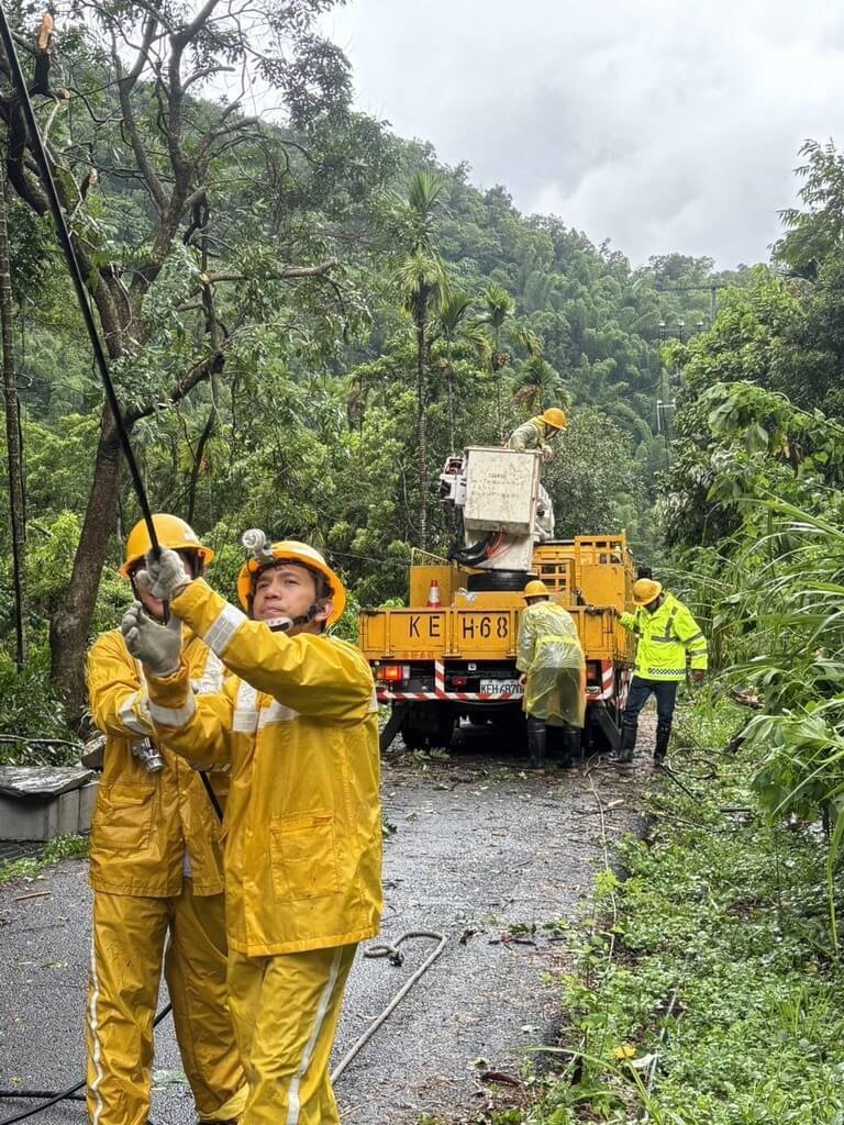 台電屏東區處表示，受颱風巴威外圍環流影響，11日屏東曾停電1萬2491戶，經搶修已全部復電。圖為台電人員在牡丹鄉搶修情形。（台電屏東區處提供）中央社記者黃郁菁傳真　115年7月11日