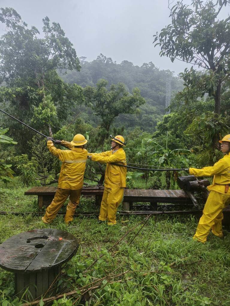 颱風巴威一度造成基隆與新北部分地區約1.6萬戶停電，台電基隆區營業處獲報後全力動員搶修，截至11日下午4時，針對受影響戶數已恢復9成供電。圖為搶修人員冒風雨合力重建電桿及拉線等。（台電基隆區營業處提供）中央社記者沈如峰基隆傳真　115年7月11日