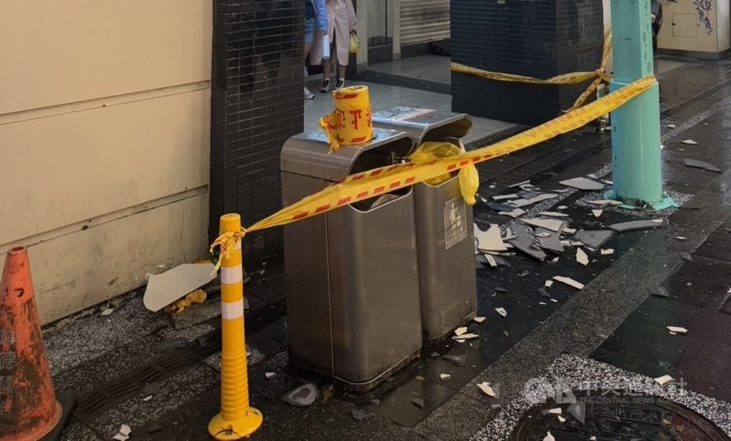 台北市警消11日晚間獲報在漢中街發生意外，人員到場了解後發現是一名10幾歲男孩遭建物外牆掉落磁磚砸中，頭部有撕裂傷，送醫前意識清醒，事發現場已先拉起封鎖線。（翻攝畫面）中央社記者劉建邦傳真　115年7月11日