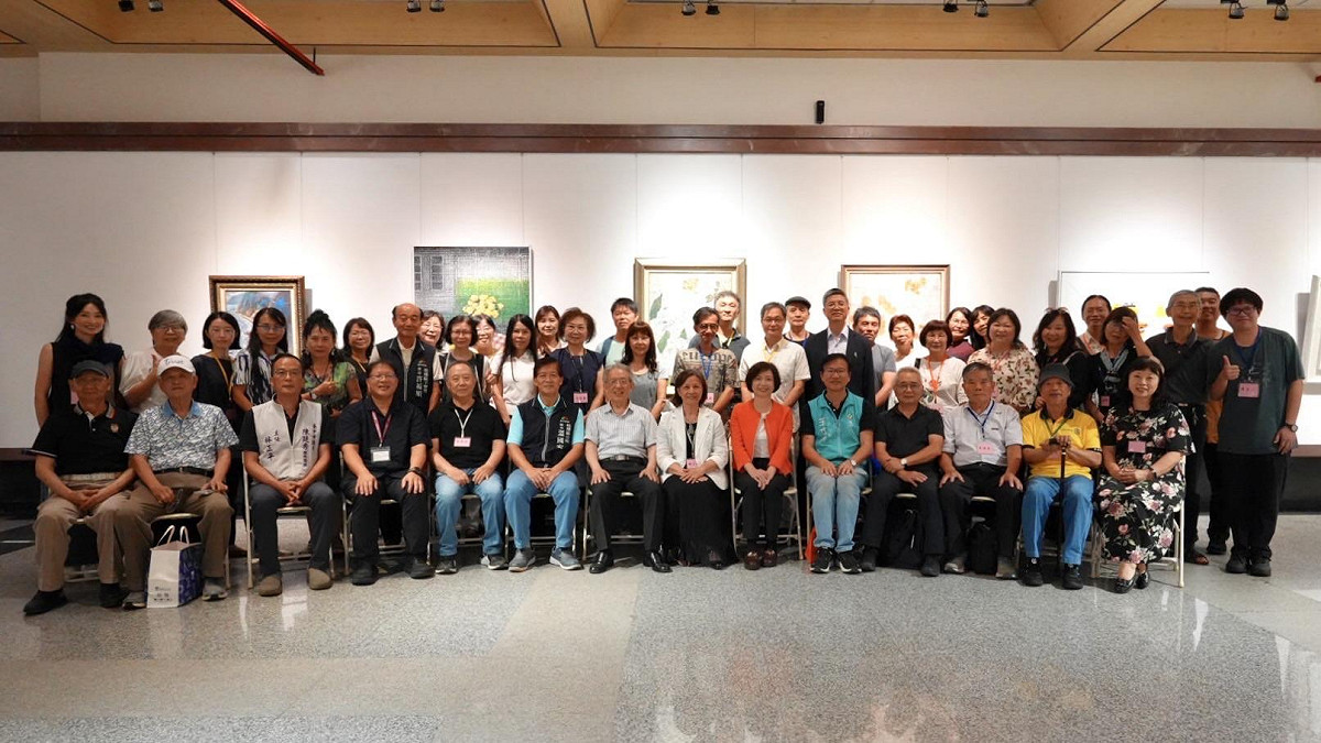 何欣純參加在台中市港區藝術中心舉行的「驛馬藝動－2026台中縣牛馬頭畫會會員聯展」開幕式。 圖：何欣純辦公室/提供
