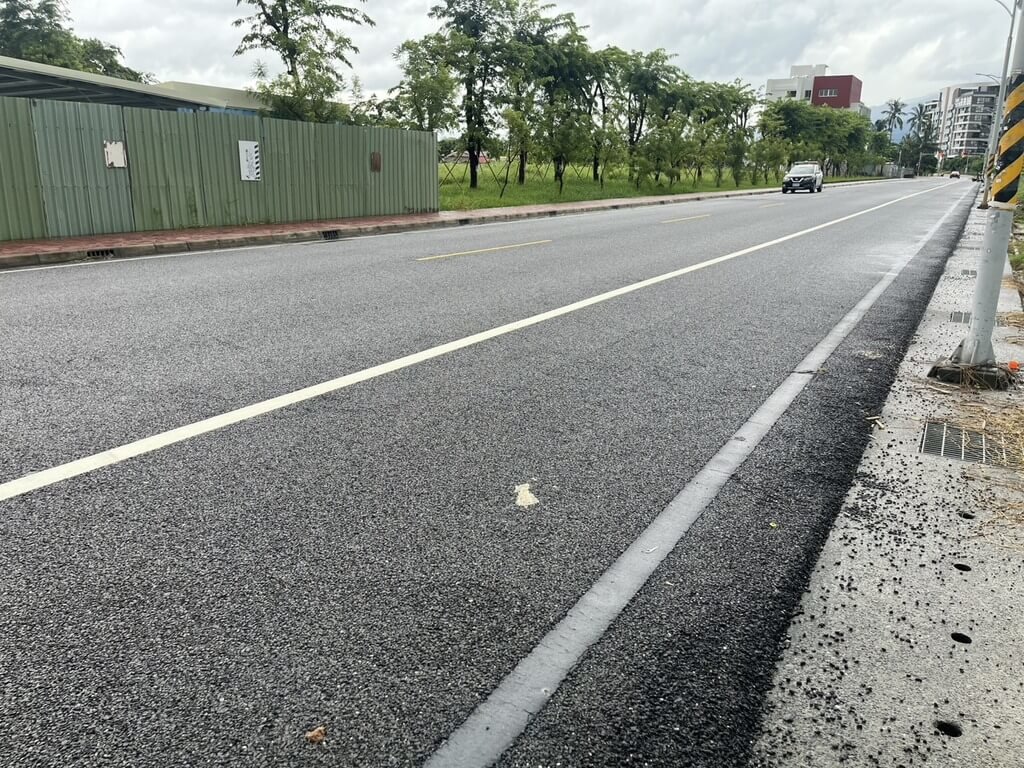 屏東12日發生搶奪案，李姓女子上午在內埔鄉學文路段遭一名男騎士從後方搶走手提包，警方調閱監視器畫面追緝中。（內埔警分局提供）中央社記者李卉婷傳真　115年7月12日