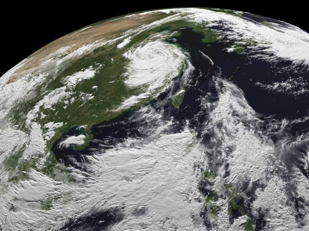 中國中央氣象台消息，颱風巴威在兩次登陸浙江後，已於12日上午11時移出浙江，中心位於安徽省內。（圖取自天氣與氣候監測網watch.ncdr.nat.gov.tw）