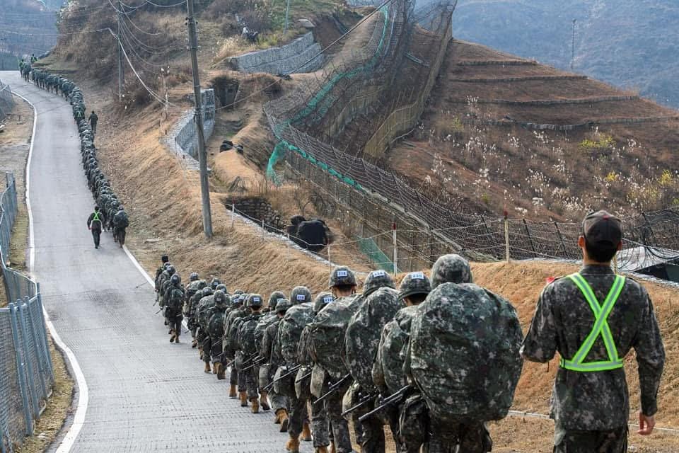 韓國軍人正在南北軍事分界線行軍。 圖：翻攝自대한민국 육군 (Republic of Korea Army) FB