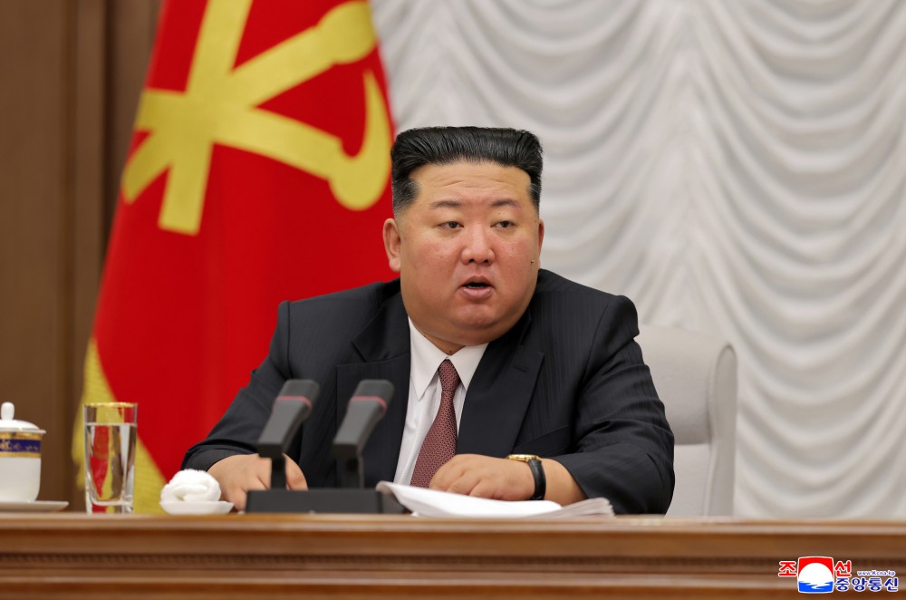北韓最高領導人金正恩金正恩9日出席朝鮮勞動黨中央軍事委員會擴大會議中，提出擴大偵察情報總局的職能與任務，並大幅提升其軍事偵察、情報蒐集及諜報能力。 圖 : 翻攝自朝中社（資料照）