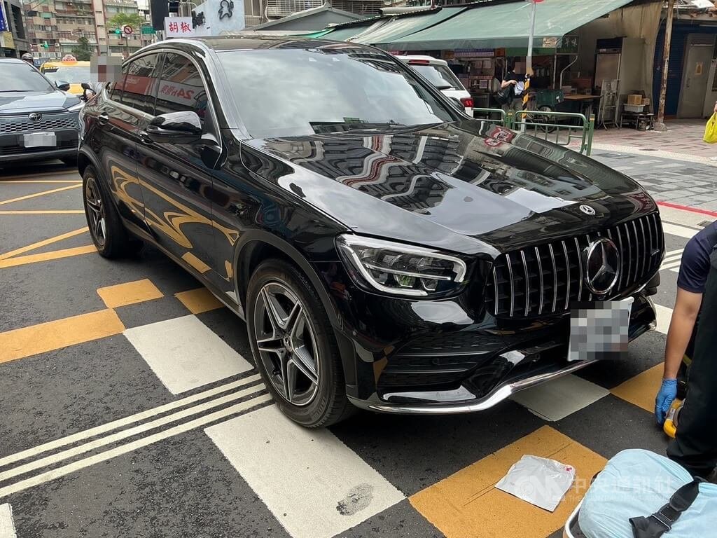 台北市大安區12日發生交通事故，5旬吳姓女子行經師大路行人穿越道時，突遭一輛賓士車撞擊，警消緊急協助送醫搶救，目前吳女仍顱內出血昏迷，肇事駕駛依法偵辦。（翻攝照片）中央社記者黃麗芸傳真　115年7月12日
