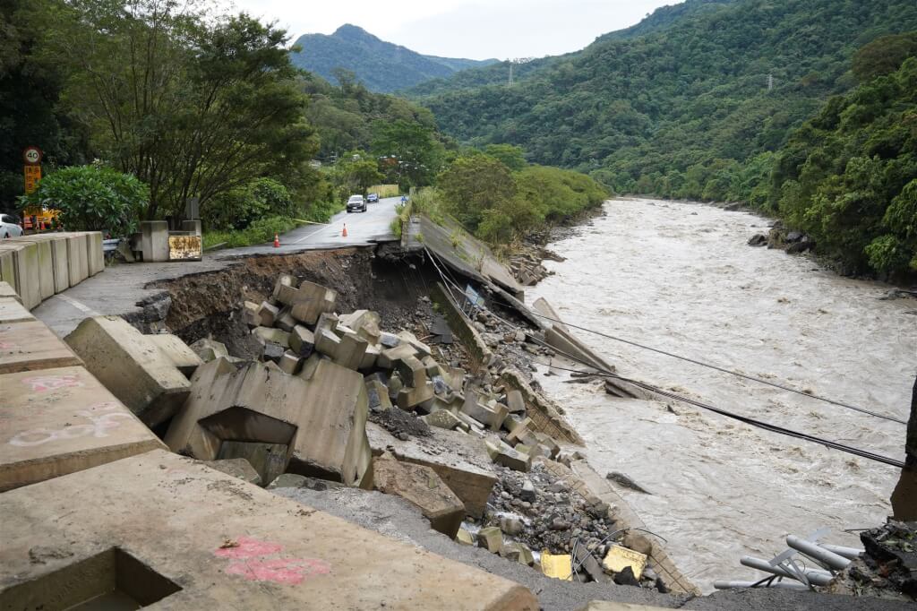 颱風巴威過境，造成新竹縣尖石鄉120號縣道堤防潰堤且路基掏空。（新竹縣政府提供）