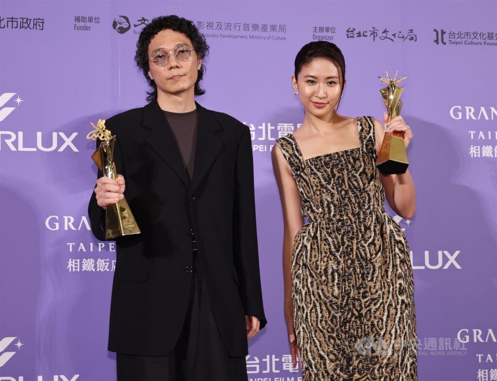 最佳原創電影歌曲頒給電影「大濛」主題曲「大濛的暗眠」，作曲家盧律銘（左）與演唱者9m88（右）持獎座合影。 圖：中央社提供