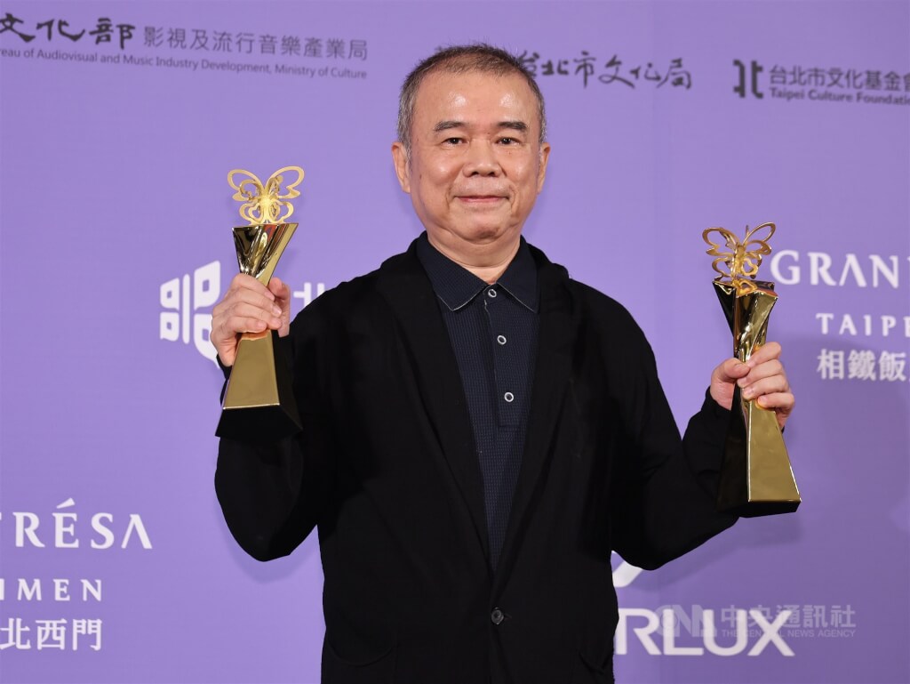 電影「大濛」奪最佳編劇獎，導演陳玉勳（圖）手持最佳編劇、最佳原創電影歌曲獎座留影。 圖：中央社提供