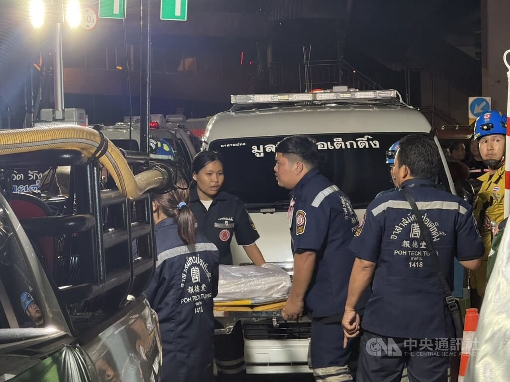 泰國曼谷拉拋路（Lat Phrao）一間啤酒餐廳13日凌晨發生火災，造成至少27人死亡，消防人員將遺體搬上救護車。中央社記者李宗憲曼谷攝　115年7月13日 圖：中央社提供