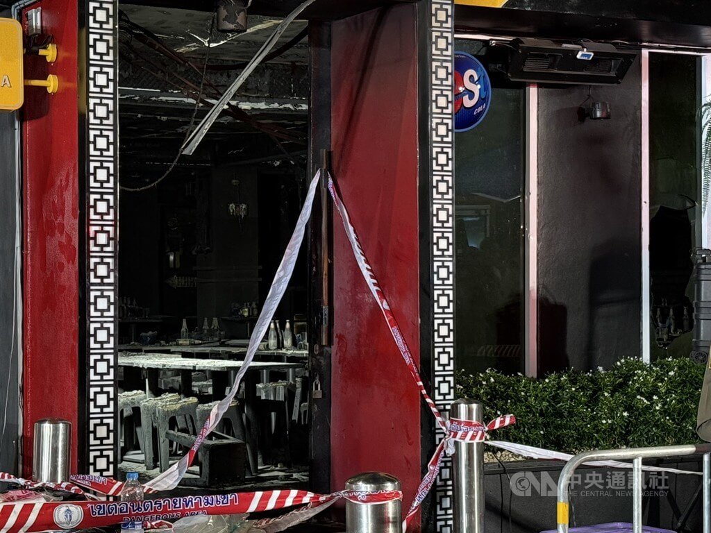 泰國曼谷拉拋路（Lat Phrao）一間啤酒餐廳13日凌晨發生火災，造成至少27人死亡。火勢約45分鐘後獲得控制。圖為慘遭祝融之後的啤酒餐廳內部情況。中央社記者李宗憲曼谷攝　115年7月13日 圖：中央社提供