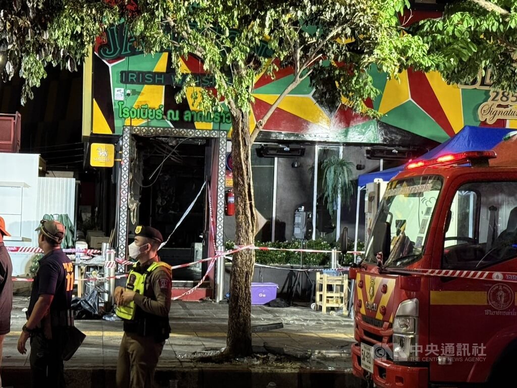 泰國曼谷拉拋路（Lat Phrao）一間啤酒餐廳13日凌晨發生火災，造成至少27人死亡。火勢約45分鐘後獲得控制，警方正調查起火原因。中央社記者李宗憲曼谷攝　115年7月13日 圖：中央社提供