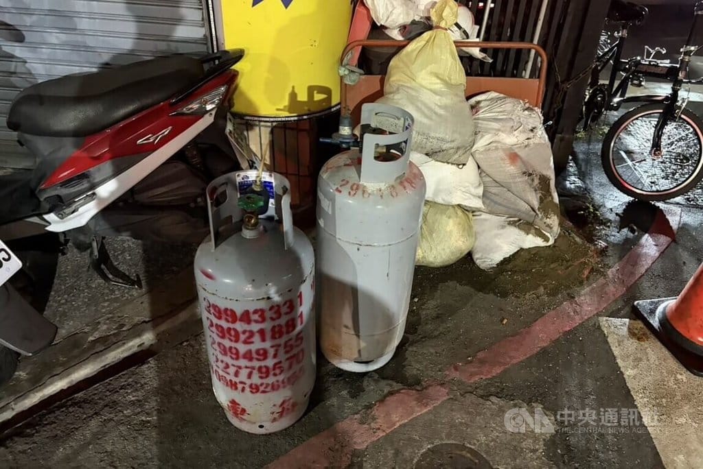 新莊有男子疑與同事發生糾紛，12日晚間酒後情緒失控帶了汽油返公司前吵鬧，還打開兩桶瓦斯桶、潑汽油，所幸員警迅速控制現場狀況，未造成火災及人員傷亡。（翻攝照片）中央社記者王鴻國傳真　115年7月13日