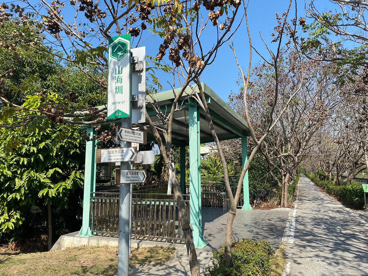 台南市長黃偉哲責請水利局辦理山海圳綠道及雙博物館自行車道路網巡查與維護作業，透過定期巡檢、設施修繕及綠帶養護等工作，維持良好通行環境。 圖：台南市政府提供