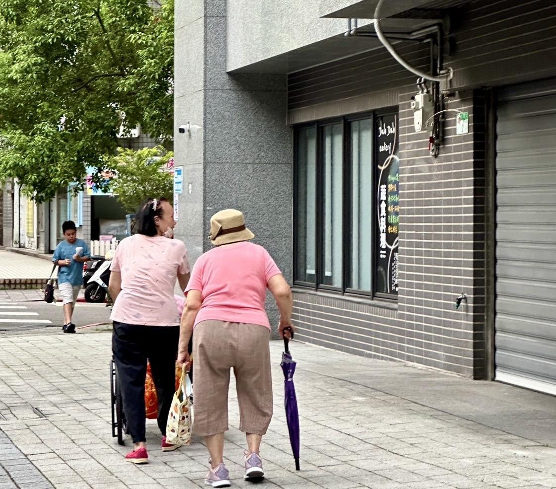 針對台北市「避難弱者服務網」上線多年卻無人登錄使用，陳怡潔呼籲市府全面檢討制度設計，建立主動關懷、主動撤離的智慧防災機制，確保災害來臨時真正做得到「找得到人、聯絡得到人、撤離得了人、安置得下人」。 圖：陳怡潔辦公室提供