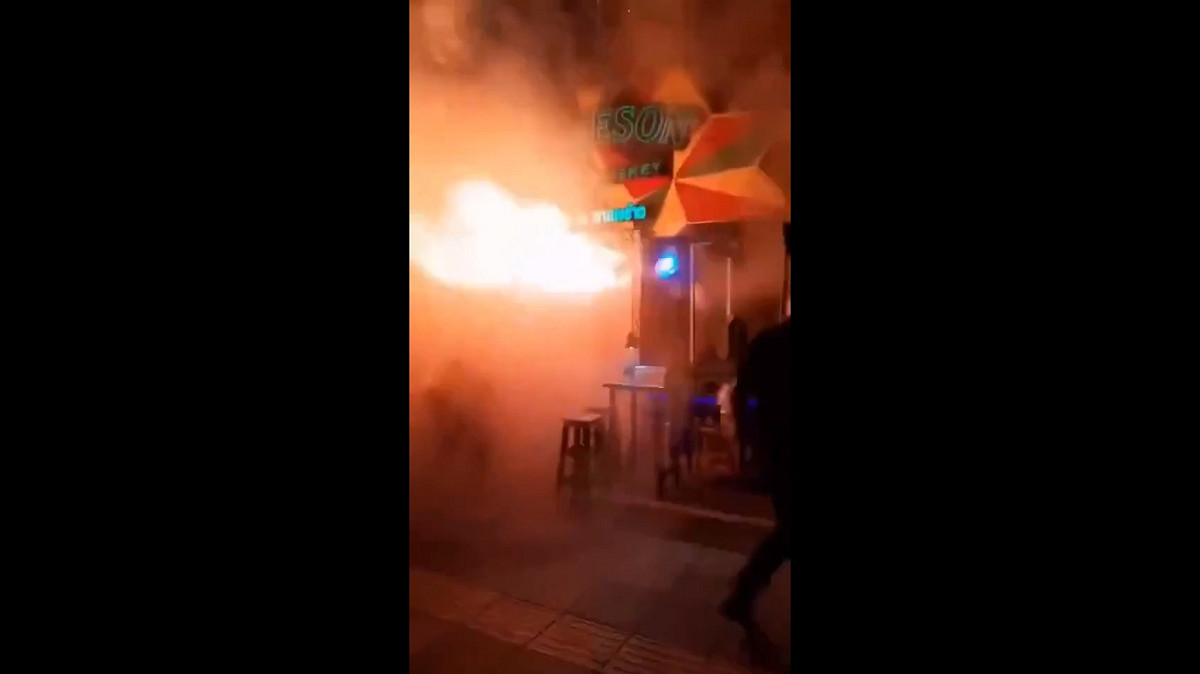 當地時間 12 日深夜，位於泰國首都曼谷的一間啤酒餐廳突發大規模火災。 圖：翻攝自 @__Inty__ X 帳號
