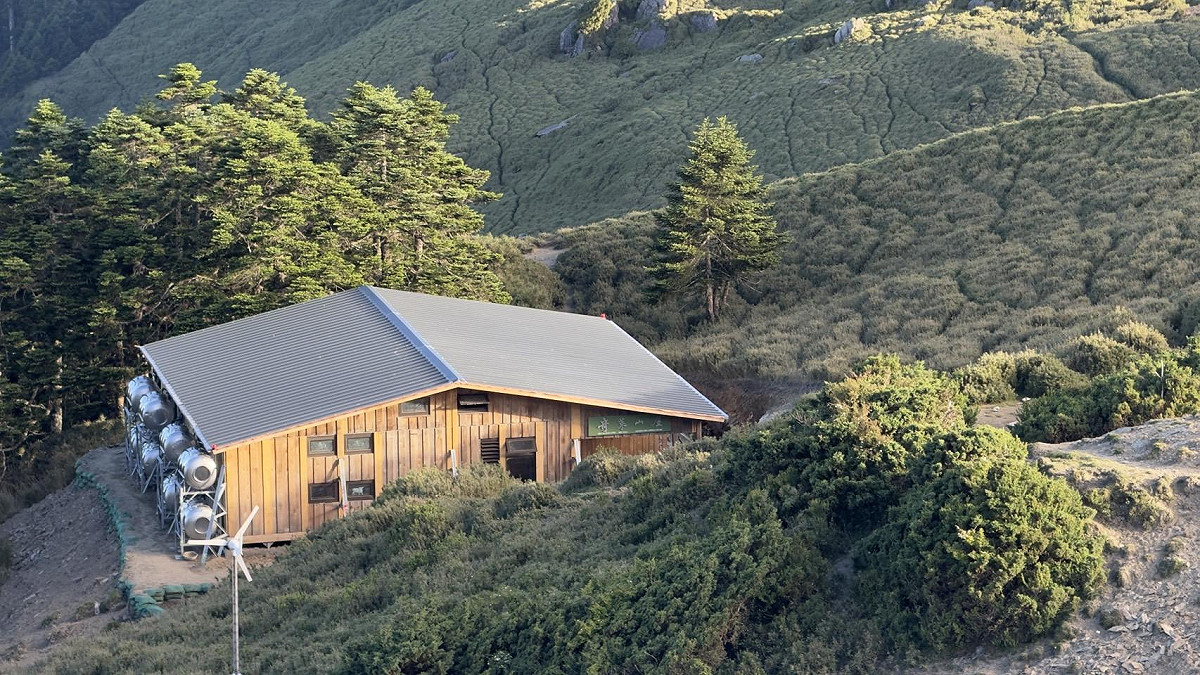 歷經多年的精心策劃與艱辛施工，國家公園署太魯閣國家公園管理處位於奇萊山區新建的「奇萊山屋」已經完工，並於今（115）年7月上旬順利完成驗收。 圖：國家公園署提供