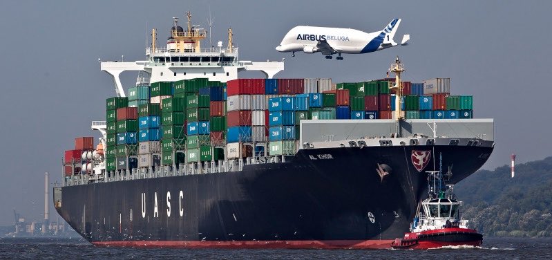 一艘名為「M/V GFS Galaxy」的貨船在荷姆茲海峽遭到伊朗無人機與飛彈擊中，導致引擎室起火燃燒。 圖:翻攝自 X @Osinttechnical