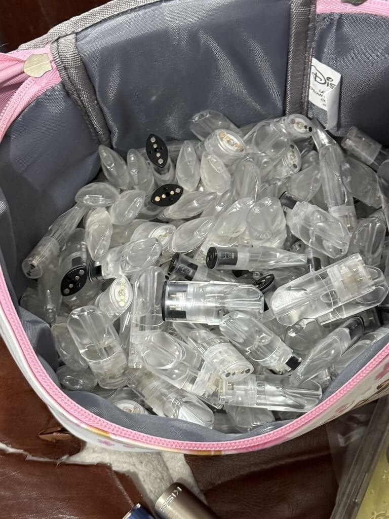 台中市警方13日宣布查獲喪屍煙彈分裝場，日前獲悉藥頭以住處做為分裝據點，利用拂曉出擊，將睡夢中的藥頭逮捕到案，並起出大批毒品。（民眾提供）中央社記者郝雪卿傳真  115年7月13日