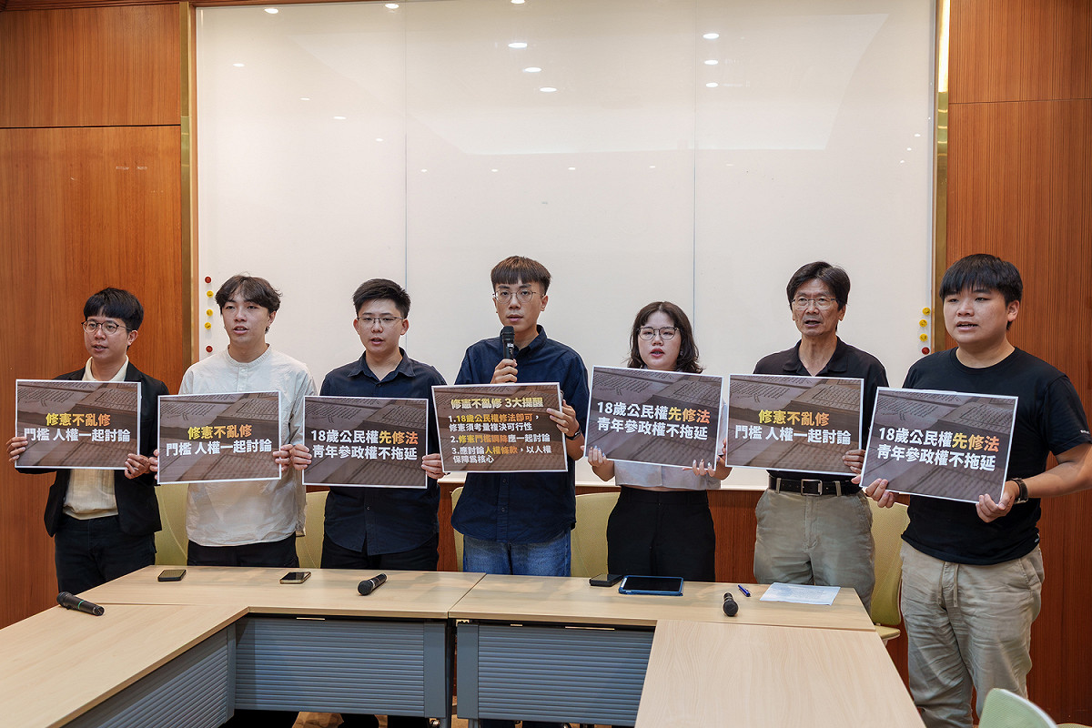 青年思潮、一滴優、臺學聯、青民協、世代共好和台少盟等青年團體今（13）日召開記者會，要求三黨優先完成18歲公民權修法，並對修憲提出3大提醒。 圖：台灣青年民主協會提供