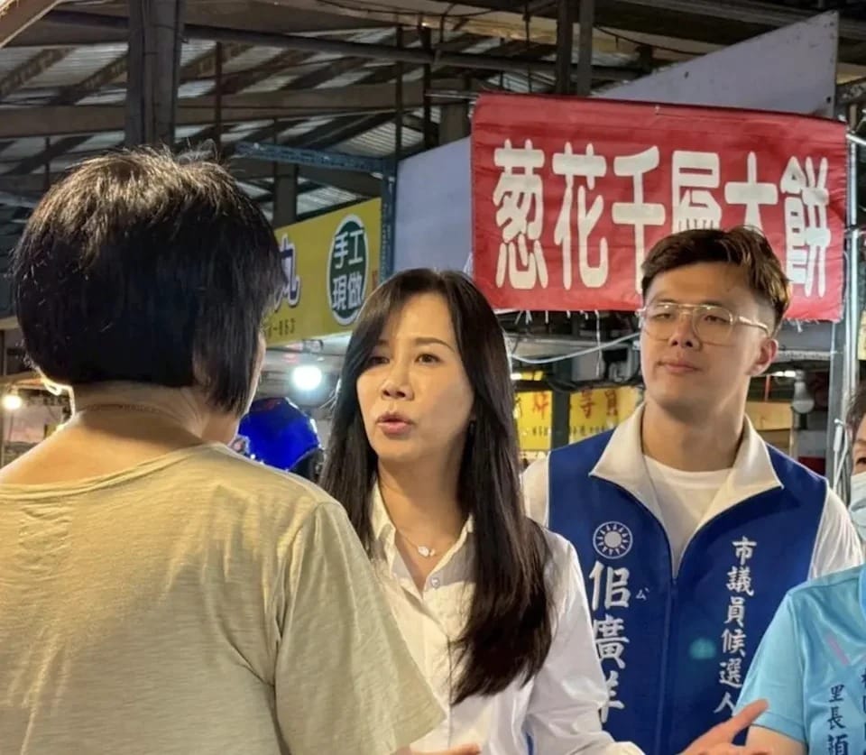 萬美玲自稱「桃園唯一教育立委」，兒子佀廣洋卻被爆料從小到大霸凌同學，也被質疑過特權逃兵。 圖：翻攝萬美玲臉書