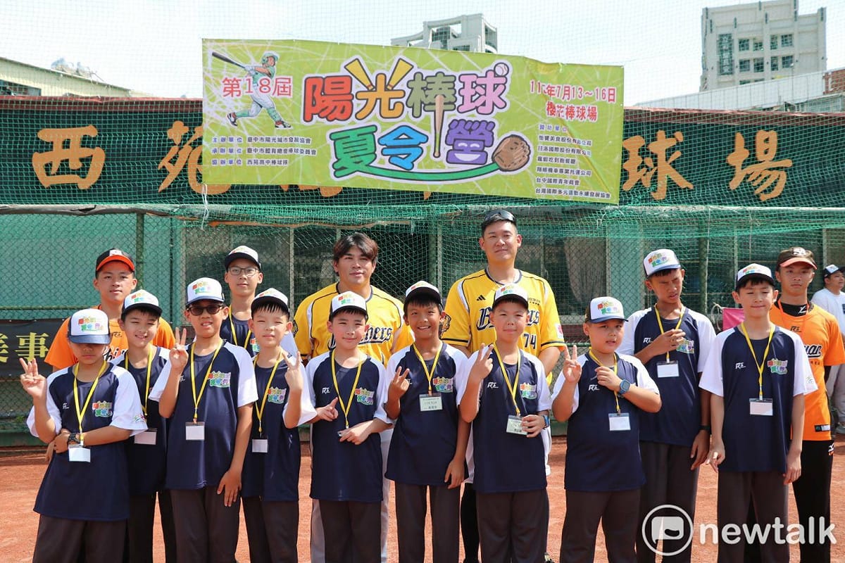 兩位球星與小球員合影留念。 圖：唐復年/攝